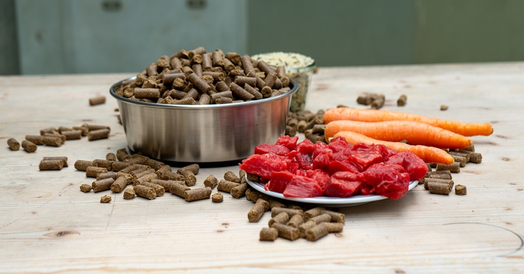 Naturfutter Kalter Hund Rind mit Hirse, Rote Bete & Kräutern – kaltgepresstes Trockenfutter